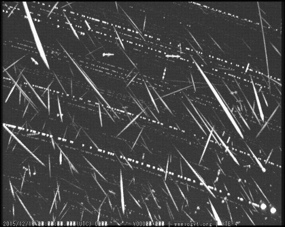 Souhrnný snímek z noci maxima Geminid v roce 2015 ze stanice Val Terbi Autor: FMA