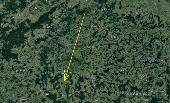 Průmět atmosférické dráhy bolidu z 18. ledna 2018 na zemský povrch (žlutá šipka) a poloha nejbližších dvou stanic Ondřejova a Kocelovic. Díky vhodnému a i relativně blízkému rozložení stanic použitých pro výpočet vůči dráze bolidu byly všechny parametry jeho průletu atmosférou určeny s velmi vysokou přesností. Skutečná délka vyfotografované atmosférické dráhy je 87 km a bolid jí uletěl přibližně za 5 s. Autor: Google/AsÚ AV ČR.