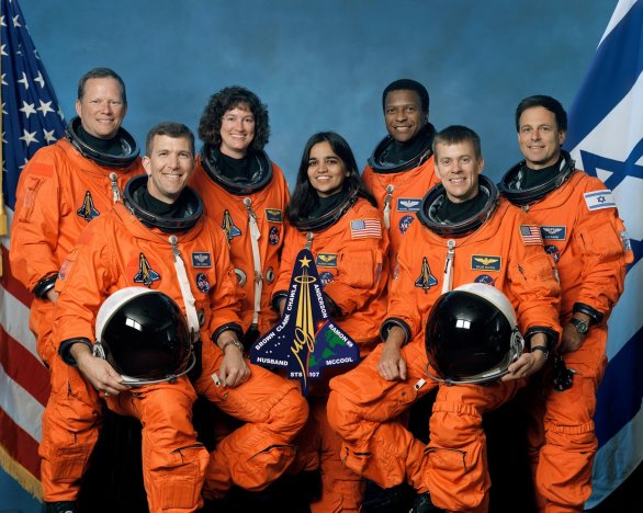 Posádka raketoplánu Columbia, mise STS 107. Zleva David Brown, Rick Husband, Laurel Clarková, Kalpana Chavlaová, Michael Anderson, William McCool, Illan Ramon Autor: NASA