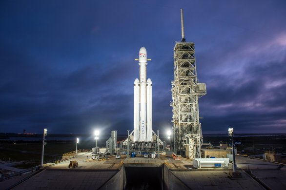 Falcon Heavy na startovací rampě na Floridě Autor: Flickr SpaceX