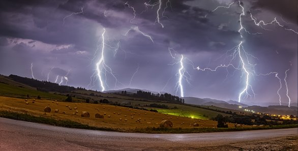 První místo, Cena Hvězdárny Žebrák, Cena veřejnosti a Absolutní vítěz soutěže Neklidné nebe: Hnev z oblakov. Autor: Andrej Slávik.