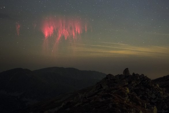 První místo, Cena Petra Horálka v soutěži Neklidné nebe: Red Sprites. Autor: Ondrej Králik.