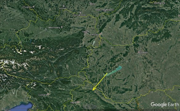 Průmět atmosférické dráhy bolidu z 8. dubna 2018 na zemský povrch (žlutá šipka). Skutečná délka vyfotografované atmosférické dráhy je 125 km a bolid jí uletěl přibližně za 8 sekund. Autor: Google/AsÚ AV ČR.