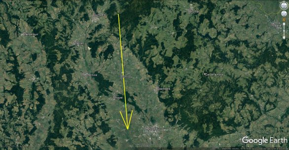 Průmět atmosférické dráhy bolidu z 23. května 2018 na zemský povrch (žlutá šipka). Skutečná délka vyfotografované atmosférické dráhy je 71 km a bolid jí uletěl přibližně za 6 s. Autor: Google/AsÚ AV ČR.