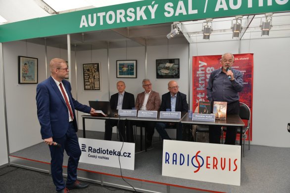 Vladimír Kužel během proslovu při předávání Ceny Antonína Vítka vedle sedícímu Vladimíru Remkovi Autor: Český rozhlas, Radioservis