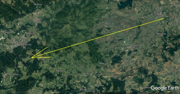 Průmět atmosférické dráhy bolidu z 15. června 2018 na zemský povrch (žlutá šipka). Skutečná délka vyfotografované atmosférické dráhy je 77 km a bolid jí uletěl přibližně za 6 s. Autor: Google/AsÚ AV ČR.