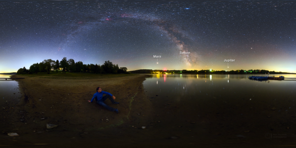 Výhled ke třem planetám za slunovratové noci 20. června 2018 na břehu Sečské přehrady. Autor: Petr Horálek.