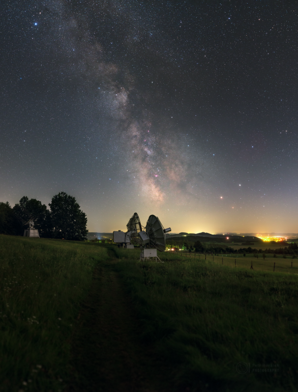 Mléčná dráha zjevující se nad radarovou loukou. Autor: Petr Horálek.