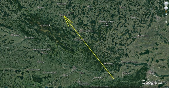 Průmět atmosférické dráhy bolidu z 22. června 2018 ve 23h 14m 22s SELČ na zemský povrch (žlutá šipka). Skutečná délka vyfotografované atmosférické dráhy je 171 km a bolid jí uletěl přibližně za 6,4 s. Autor: Google/AsÚ AV ČR.