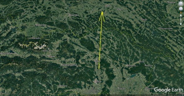 Průmět atmosférické dráhy bolidu z 23. června 2018 v 0h 25m 28s SELČ na zemský povrch (žlutá šipka). Skutečný konec dráhy, který již naše kamery kvůli velké vzdálenosti a také oblačnosti nevyfotily, ležel ještě několik kilometrů dál ve vnitrozemí Polska. Celkové trvání bolidu bylo 6 sekund. Autor: AsÚ AV ČR.