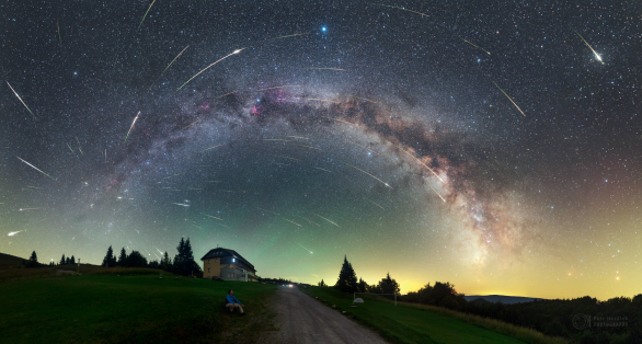 Kompozitní snímek maxima roje Perseid nad Královou Studňou na Slovensku z roku 2016 zachycuje Mléčnou dráhu a 104 meteorů vylétajících z jednoho místa na obloze – radiantu v souhvězdí Persea. Nejvíce meteorů bude vidět z těch míst, kde neruší světlo měst. Autor: Petr Horálek