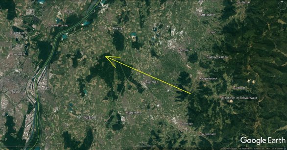 Obrázek 4. Průmět atmosférické dráhy bolidu EN100718 na zemský povrch (žlutá šipka). Skutečná délka vyfotografované atmosférické dráhy 63 km a bolid jí uletěl za přibližně 4 s. Autor: Google/Astronomický ústav AV ČR.