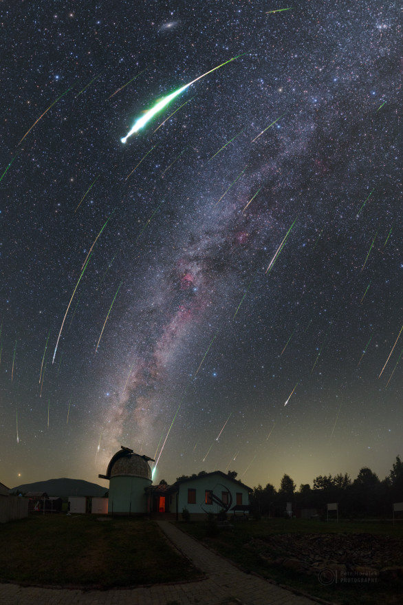 Proud meteorů z Perseid nad kolonickou pbservatoří. Autor: Petr Horálek.