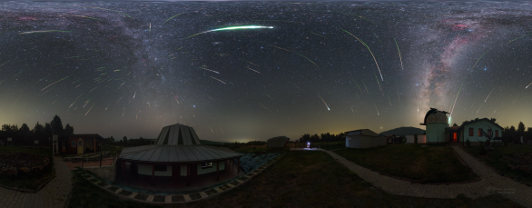 Proudy Perseid na 360stupňové mozaice z Astronomckéhé Obsservatória na Kolonickom Sedle. Autor: Petr horálek.