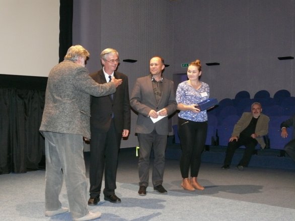 Paľo Rapavý (druhý zleva) přebírá Csereho cenu za celoživotní dílo na Astrofilmu Piešťany 2018. Autor: Astrofilm Piešťany.