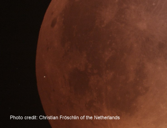 Záblesk při dopadu asteroidu na Měsíc během zatmění 21. ledna 2019 v 5:41:43 SEČ. Autor: Christian Fröschlin.