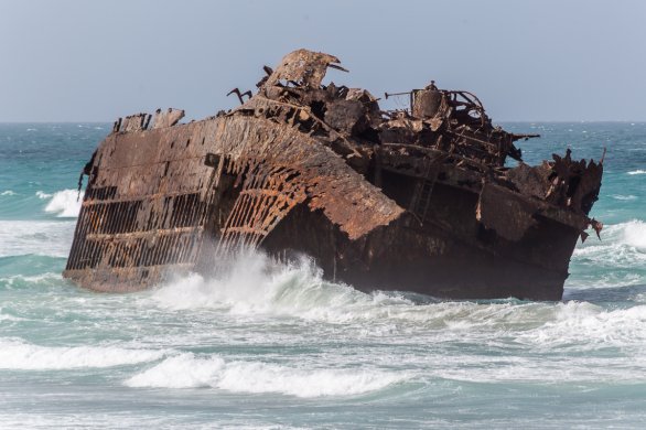Vrak lodi Santa Maria na ostrově Boa Vista odolává vlnobití. Autor: Petr Horálek.