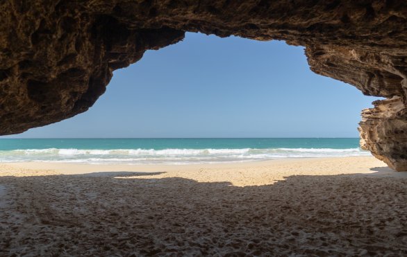 Jeskyně poblíž pláže Chaves na jihozápadě ostrova Boa Vista. Autor: Petr Horálek.