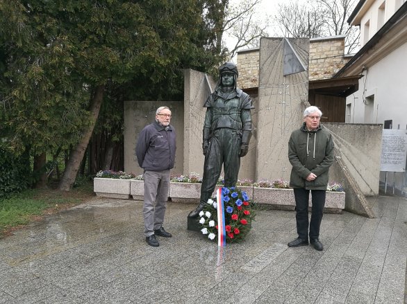 Uctění památky. M. R. Štefánika 14. 4. 2019 (4. května si připomínáme 100 let od jeho úmrtí). Před sochou Štefánika pokládají věnec předseda ČAS prof. Petr Heinzel (vlevo) a čestný předseda ČAS Dr. Jiří Grygar (vpravo)