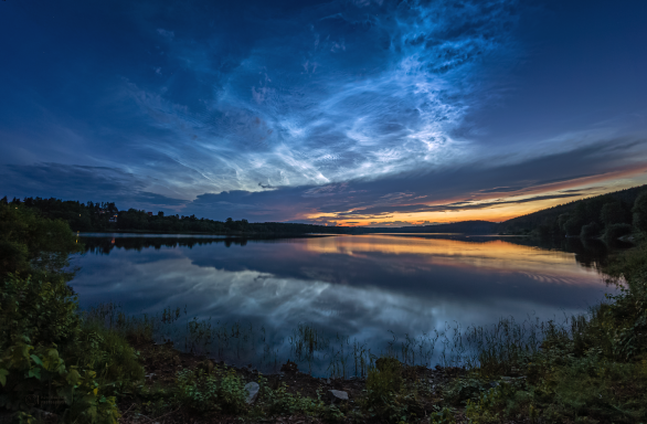 Noční svítící oblaka 21. června 2019 nad Sečskou přehradou. Autor: Petr Horálek.