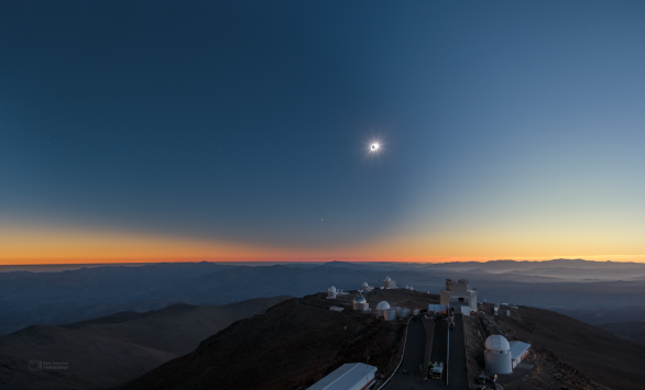 Měsíční stín přichází, zatmění začíná! Autor: Petr Horálek/ESO.