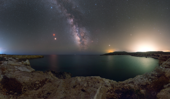 Výhled k zatmění Měsíce a Marsu 27. července 2018 nad zátokou ostrova Rhodos. Autor: Petr Horálek.