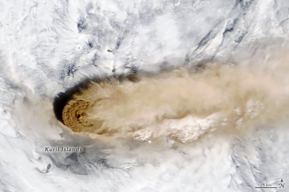 Družicový pohled na oblak sopečného popela nad sopkou Raikoke. Autor: ISS/NASA.