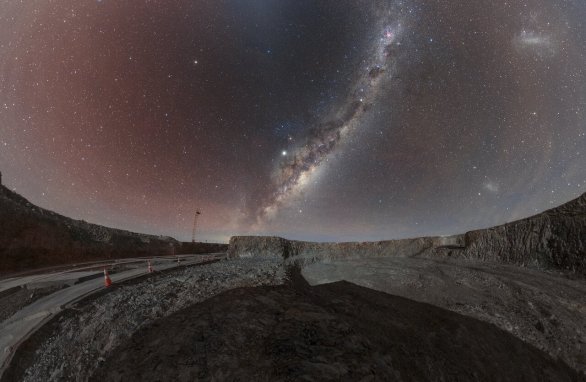 Mléčná dráha nad centrálním kráterem budoucí 86 m široké budovy ELT (centrální část kráteru je vpravo dole). Vpravo nahoře je rovněž Velké Magellanovo mračno. Autor: Petr Horálek/ESO.