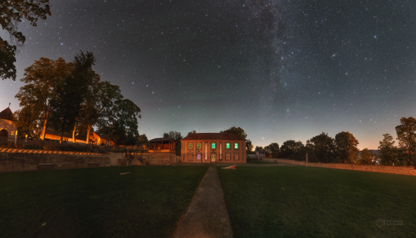 Dům Galerie a klášterní zahrada Broumovského kláštera. Na nebi je krom Mléčné dráhy vidět i airglow. Autor: Petr Horálek.