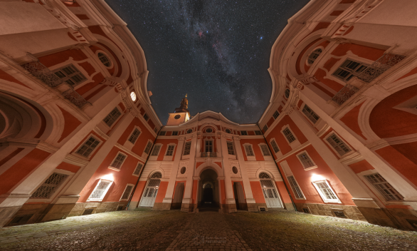 Mléčná dráha nad centrálním dvorem Broumovského kláštera. Autor: Petr Horálek.