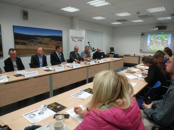 Tisková konference k 10 letům Jizerské oblasti tmavé oblohy na Krajském úřadu v Liberci. Zleva Arkadiusz Lipin - Góry Izerskie, Vladislav Smrž - náměstek ministra životního prostředí, Martin Půta - hejtman Libereckého kraje, Ludvík Řičář - Lesy ČR, Jiří Hušek - Agentura ochrany přírody a krajiny, Tomáš Korytář - vedoucí Správy CHKO JIzerské hory Autor: Martin Gembec