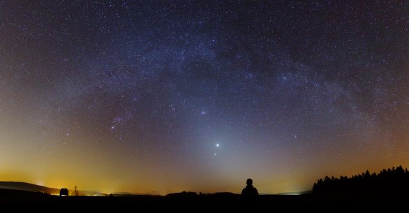 Zvířetníkové světlo pod obloukem Mléčné dráhy, jasná Venuše (a Jupiter) nad jižní Moravou. Autor: Pavel Karas.