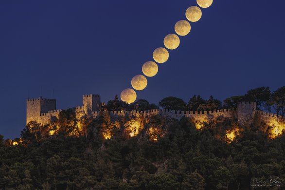 Východ polostínově zatmělého Měsíce 16. září 2016 nad hradem Sesimbra. Autor: Miguel Claro.