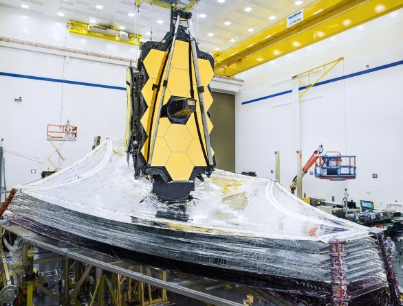 JWST při testu rozložení protisluneční plachty Autor: NASA