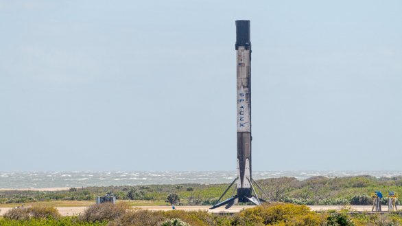První stupeň rakety Falcon 9 přistál 7. 3. 2020 na Floridě po vynesení nákladní lodi Dragon na misi CRS-20 Autor: SpaceX