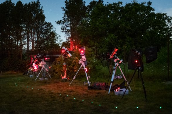 Stanoviště skupiny Digitální astrofotografie na pozorovací louce během Astronomické expedice 2019. Autor: Pavel Váňa