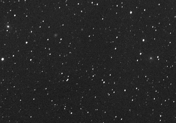 Na animaci těchto tří snímků byla kometa C/2020 F8 (SWAN) poprvé cíleně pozorována ze Země (viz pohybující se objekt v pravo) a přesněji lokalizována její poloha. Snímky byly pořízeny širokoúhlou kamerou na FRAMu, 300mm f/2,8 teleobjektiv s CCD G4-16000, výřez. Autor: Martin Mašek; FRAM/FZU - Fyzikální ústav AV ČR