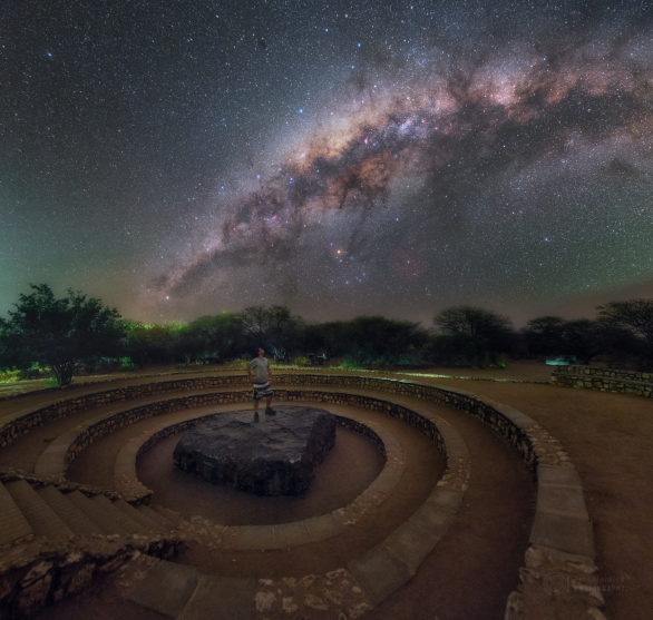 Vyhlížení hvězd z největšího meteoritu světa. Autor: Petr Horálek.