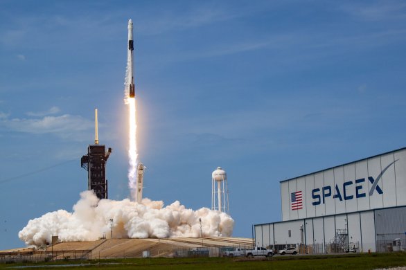 Start rakety Falcon 9 s Crew Dragonem na špici 30. 5. 2020 na misi Demo 2 s astronauty Bobem Behnkenem a Dougem Hurleyem na palubě Autor: SpaceX