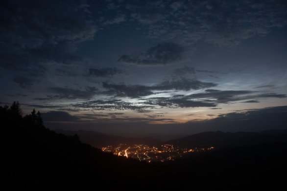 Svítící mraky (NLC) nad Vsetínem Autor: Jiří Dostál