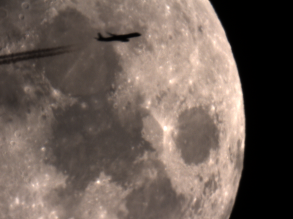 Mesiac a lietadlo Autor: Tadeáš Valent