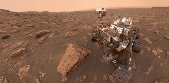 Pojízdná vědecká laboratoř Curiosity na povrchu Marsu Autor: NASA/JPL-Caltech/MSSS, CC BY-SA