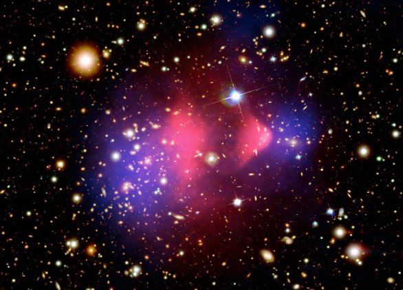 Horký plyn emitující rentgenové záření je v kupě galaxií znázorněn růžovou barvou a temná hmota (odvozená z jejího gravitačního působení) je zobrazena modře Autor: X-ray: NASA/CXC/CfA/M.Markevitch et al.