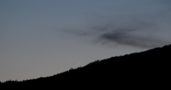 Měsíc starý 1,27 dne (těsně nad okrajem lesa) Autor: Antonín Hušek