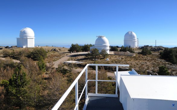 Pohled na observatoř CAHA z vrcholu kopule Schmidt 1,2 metru dalekohledu. Autor: Zdeněk Bardon