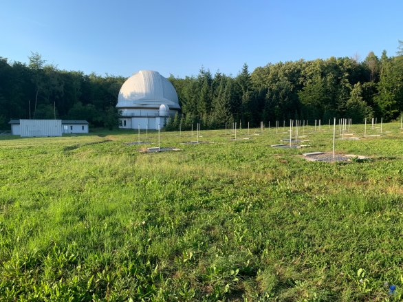 Kopule dalekohledu Alfred Jensch a radioteleskop LOFAR na observatoři v Tautenburgu Autor: Zdeněk Bardon