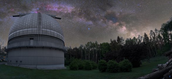 Panorama Mléčné dráhy nad kopulí Perkova dalekohledu Autor: Zdeněk Bardon