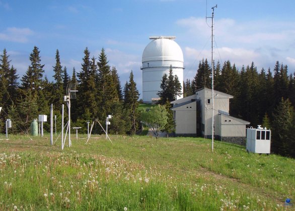 Pohled na vysokou budovu dvoumetrového dalekohledu. Observatoř Rozhen, Bulharsko. Autor: Zdeněk Bardon