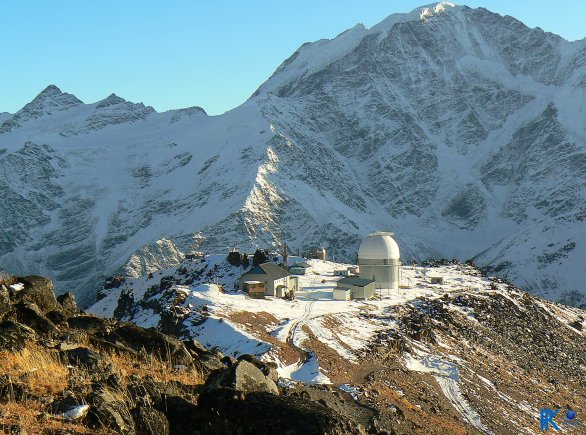 Observatoř Terskol pohledem z protějšího "kopce". Autor: Petr Kačer