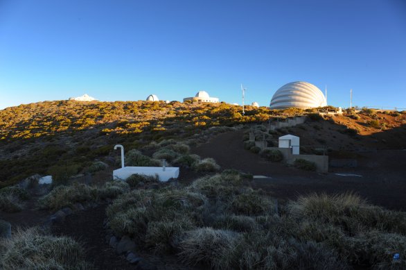 Část observatoře Teide na ostrově Tenerife. Napravo od středu - nafukovací kopule. Autor: Zdeněk Bardon